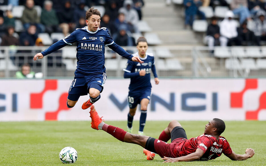 follow the thrilling french cup match as annecy takes the lead despite being a player down, showcasing resilience and determination on the field.