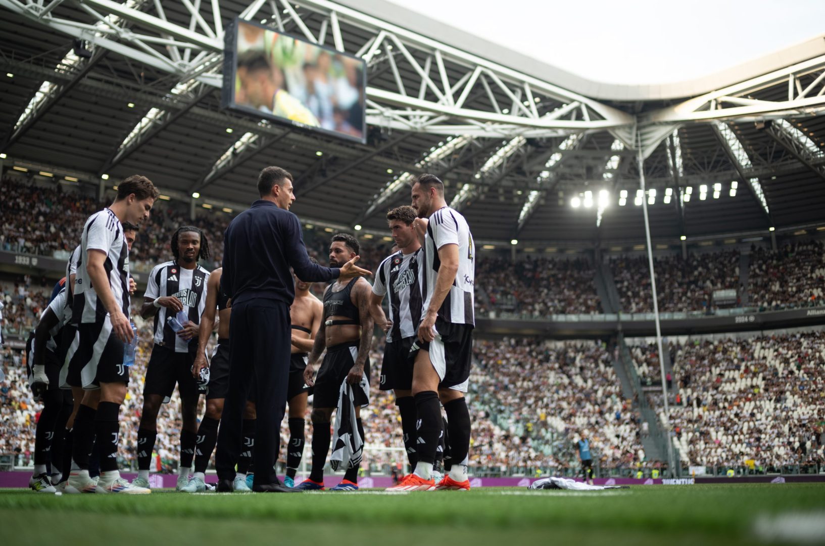 discover how como shocks juventus with an unexpected victory at home, highlighting the thrilling match and key moments.